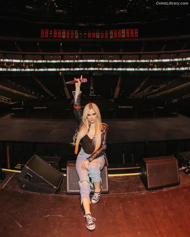 Avril Lavigne photo 14 of 791