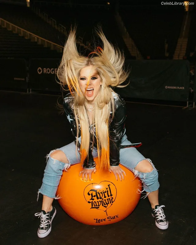 Avril Lavigne photo 16 of 791