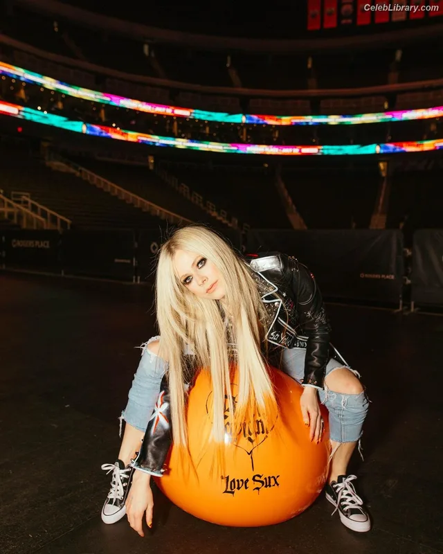 Avril Lavigne photo 18 of 791