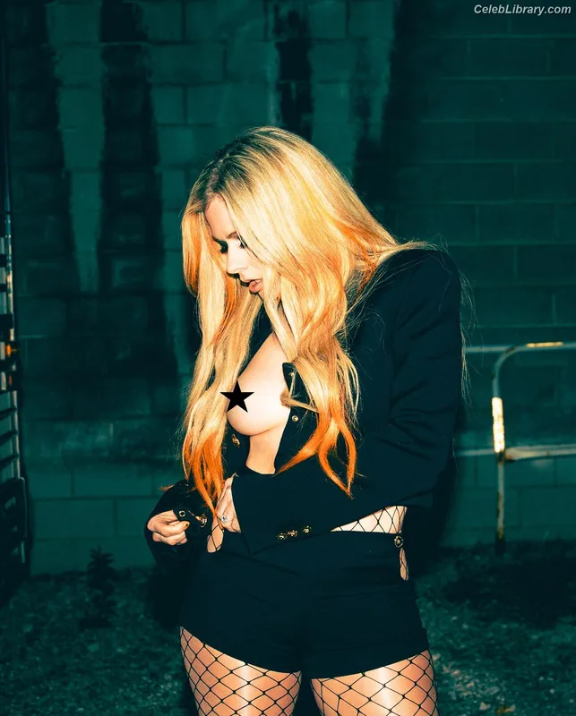 Avril Lavigne photo 17 of 791