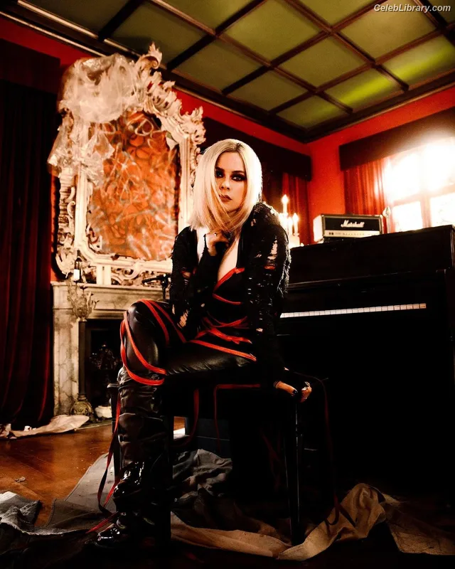 Avril Lavigne photo 23 of 791