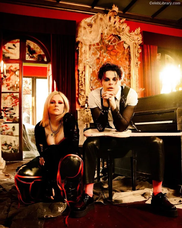 Avril Lavigne photo 3 of 791