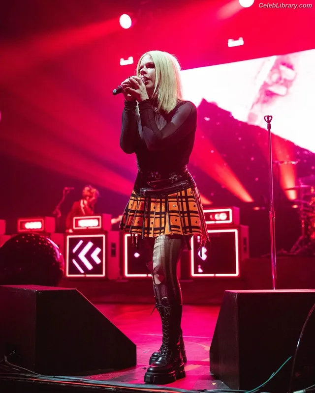 Avril Lavigne photo 15 of 791