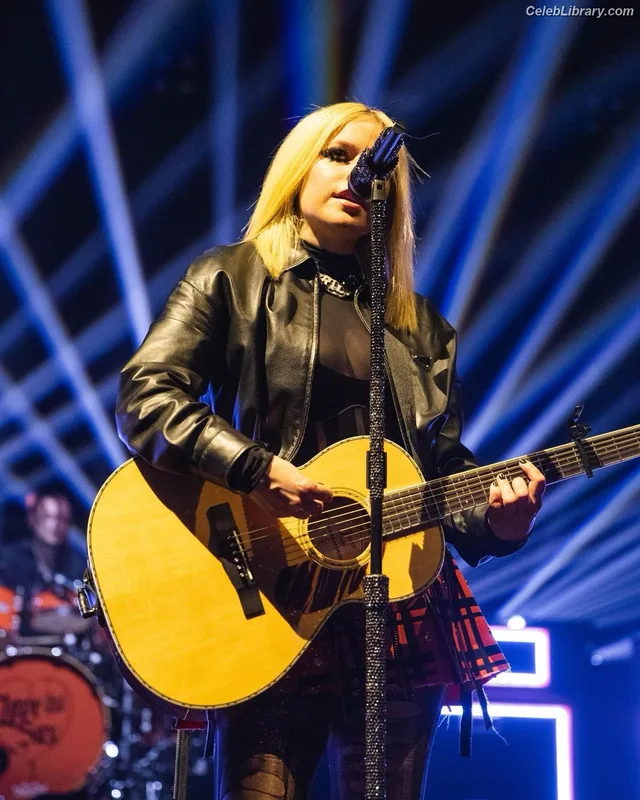 Avril Lavigne photo 17 of 791