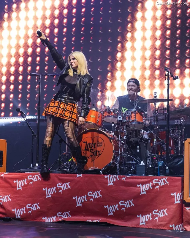 Avril Lavigne photo 18 of 791