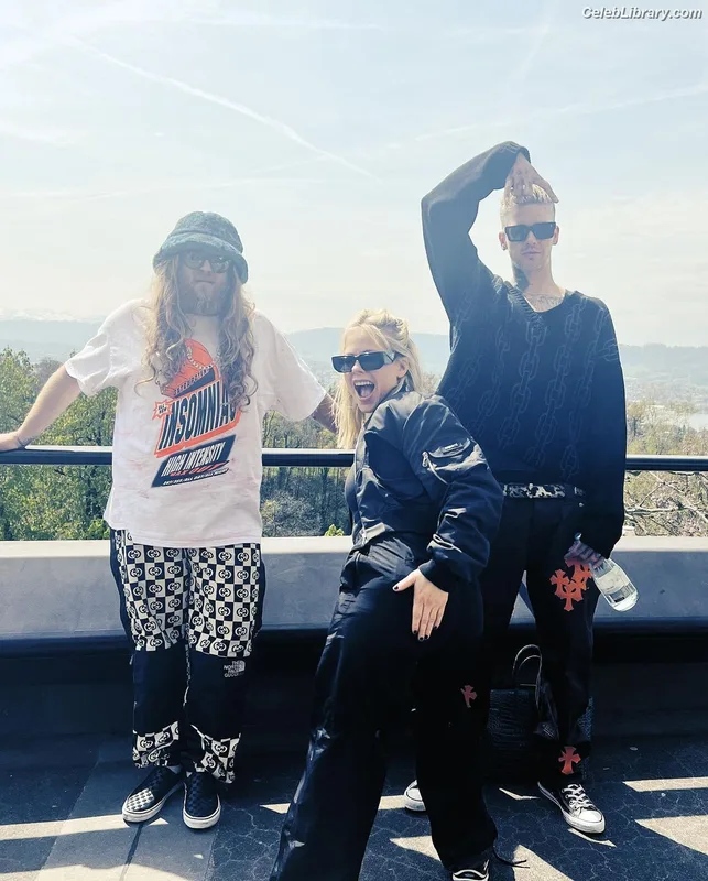 Avril Lavigne photo 7 of 791