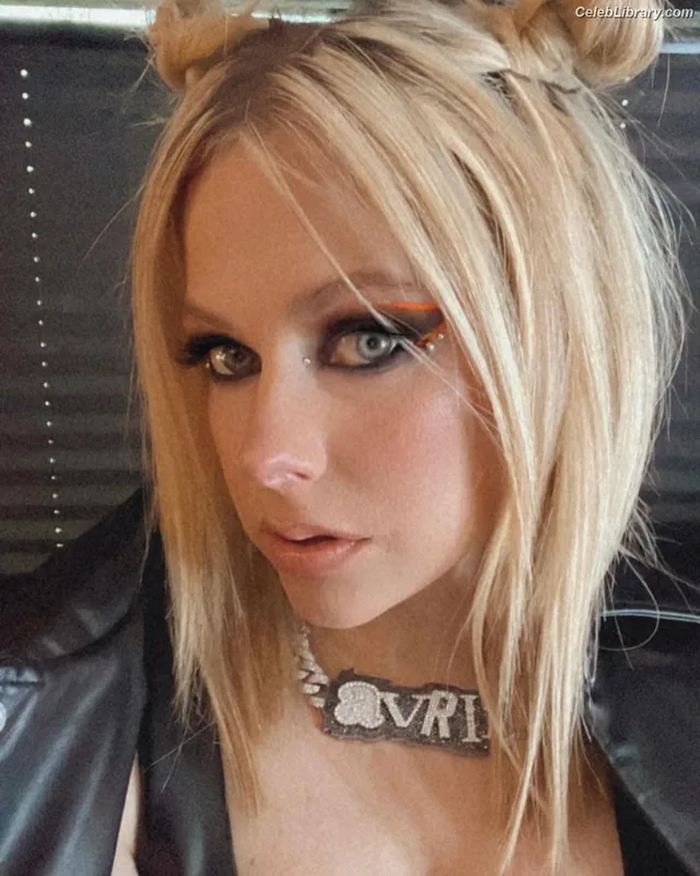 Avril Lavigne photo 10 of 791