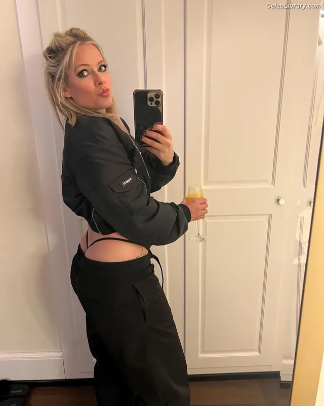 Avril Lavigne photo 12 of 791