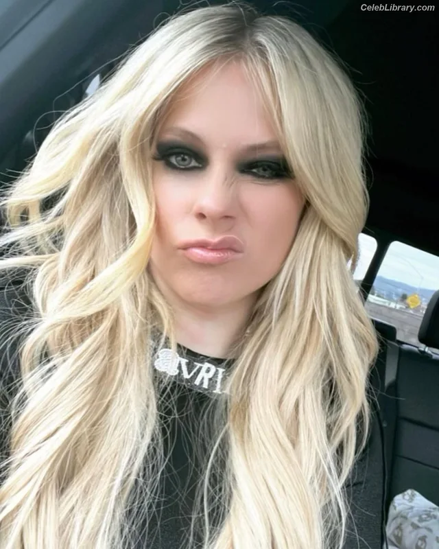 Avril Lavigne photo 18 of 791