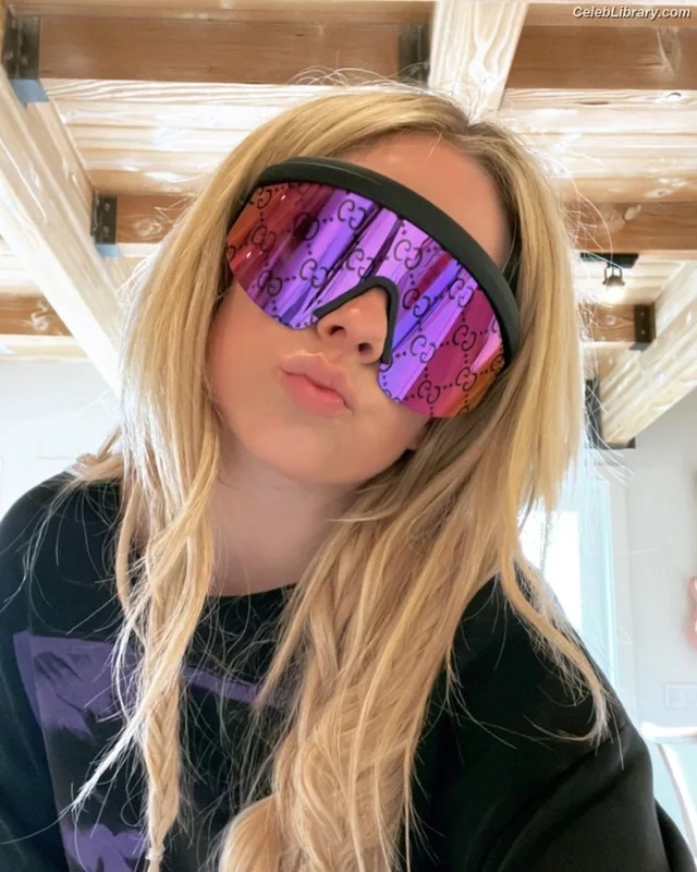 Avril Lavigne photo 23 of 791