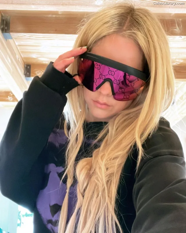 Avril Lavigne photo 24 of 791