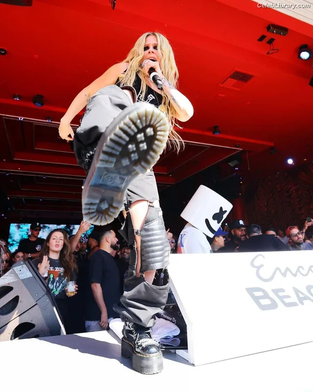 Avril Lavigne photo 7 of 791