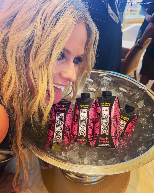 Avril Lavigne photo 12 of 791