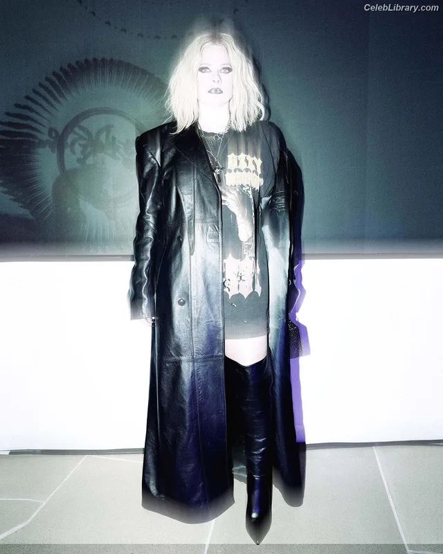 Avril Lavigne photo 16 of 791