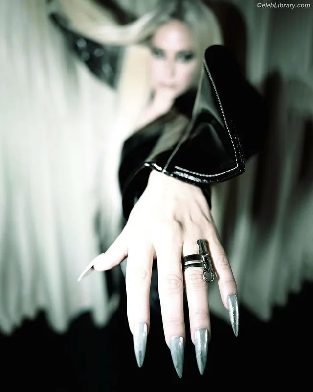Avril Lavigne photo 6 of 791
