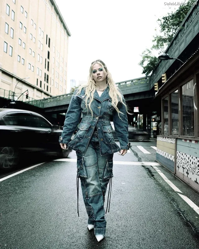 Avril Lavigne photo 9 of 791