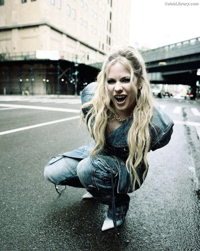 Avril Lavigne photo 10 of 791