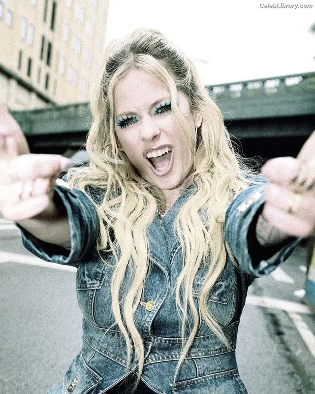Avril Lavigne photo 11 of 791