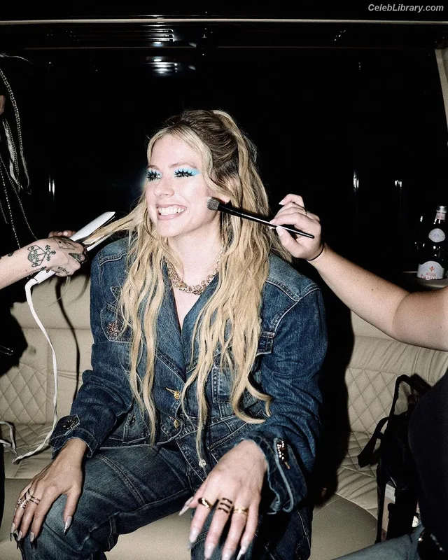Avril Lavigne photo 12 of 791