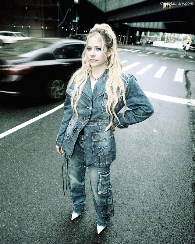 Avril Lavigne photo 13 of 791