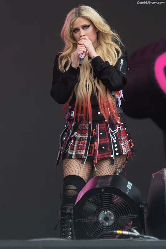 Avril Lavigne photo 11 of 791