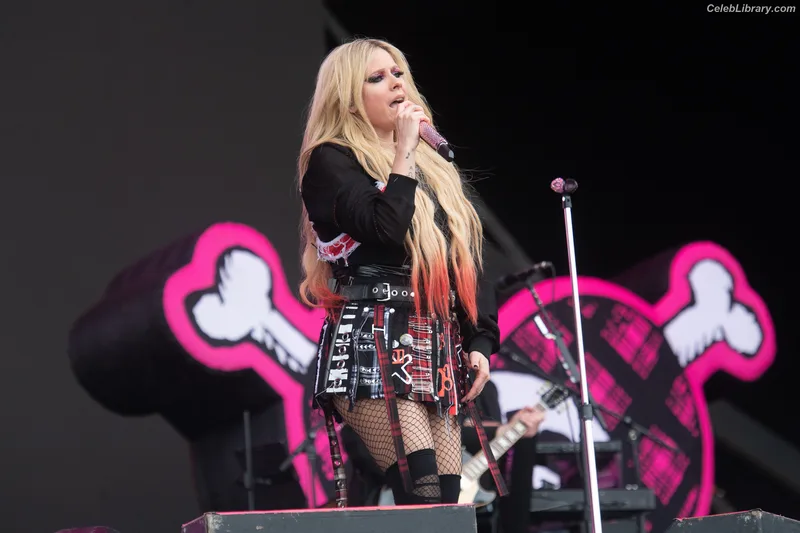 Avril Lavigne photo 12 of 791