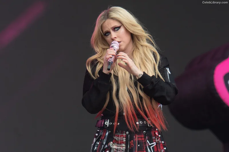 Avril Lavigne photo 14 of 791