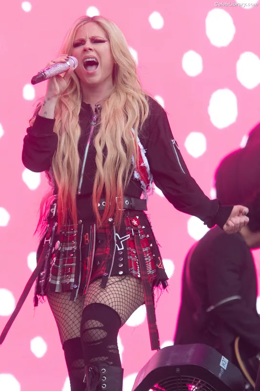 Avril Lavigne photo 15 of 791