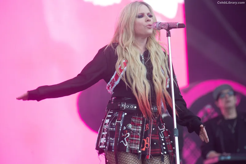 Avril Lavigne photo 16 of 791