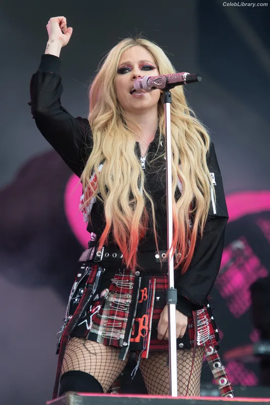 Avril Lavigne photo 18 of 791