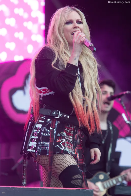 Avril Lavigne photo 23 of 791