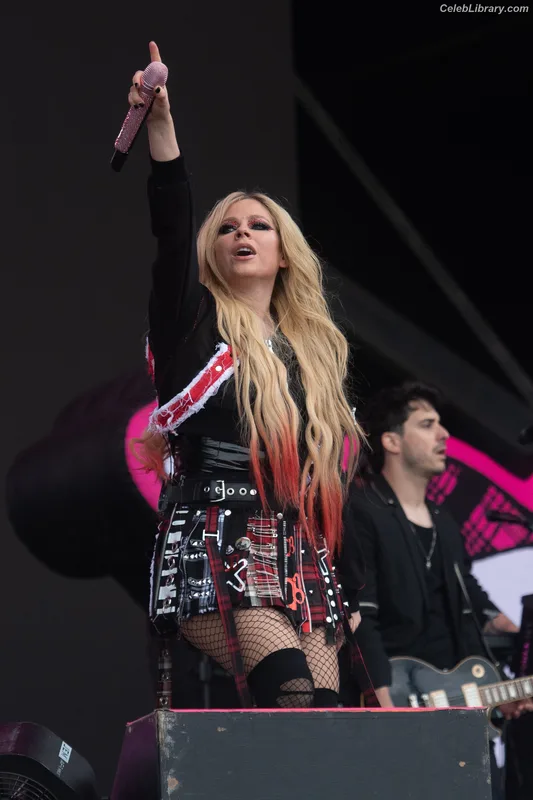 Avril Lavigne photo 24 of 791