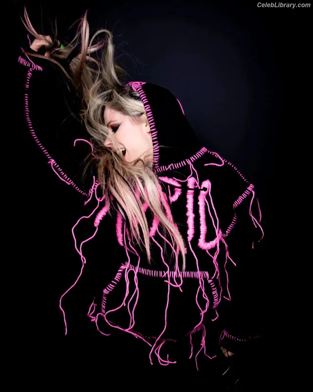 Avril Lavigne photo 11 of 791