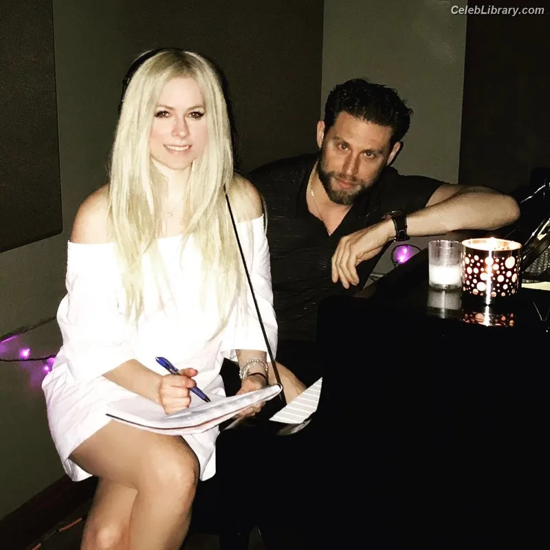 Avril Lavigne photo 18 of 791