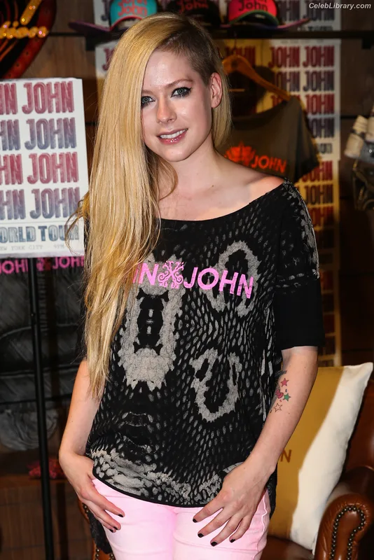 Avril Lavigne photo 12 of 791