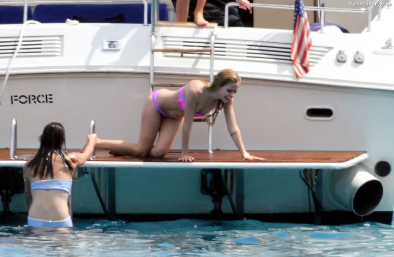 Avril Lavigne photo 7 of 791