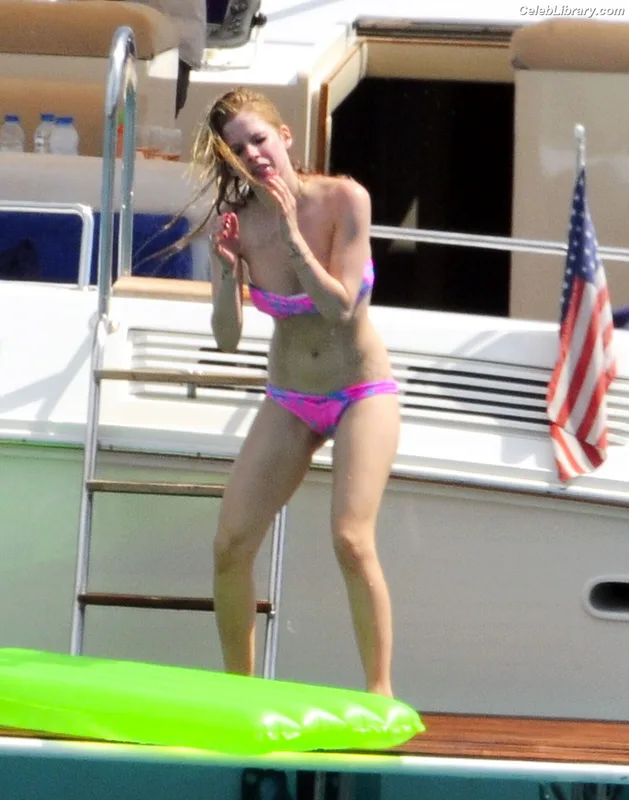 Avril Lavigne photo 13 of 791