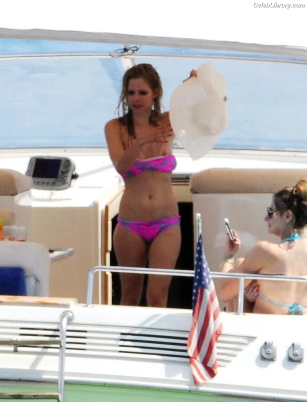 Avril Lavigne photo 16 of 791