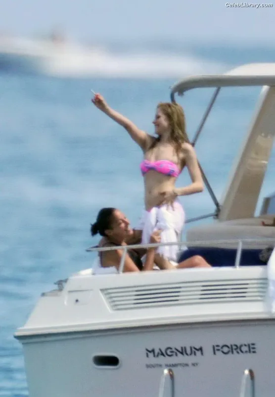 Avril Lavigne photo 3 of 791