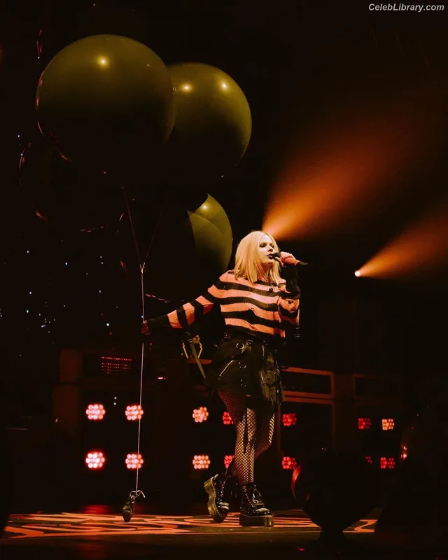 Avril Lavigne photo 16 of 791