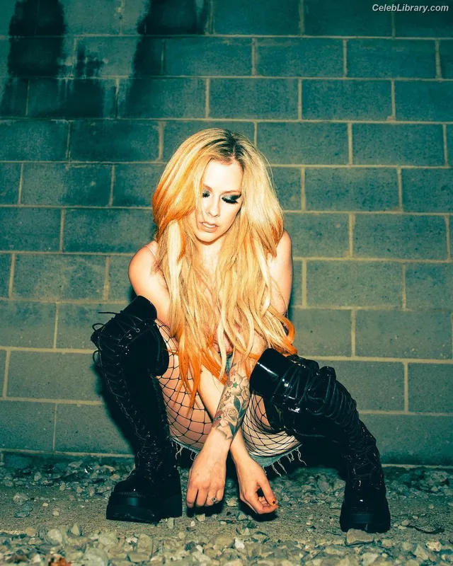 Avril Lavigne photo 23 of 791