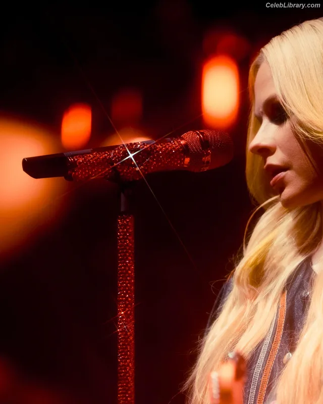 Avril Lavigne photo 16 of 791