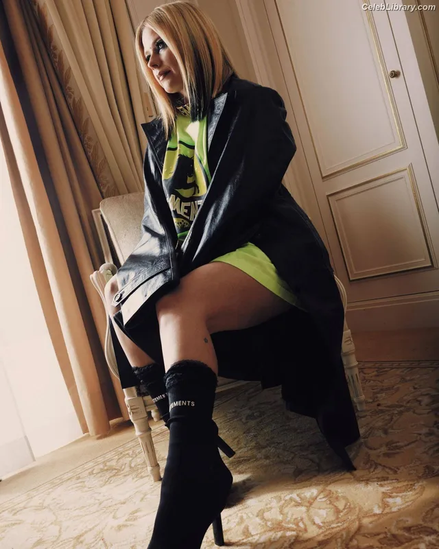 Avril Lavigne photo 17 of 791