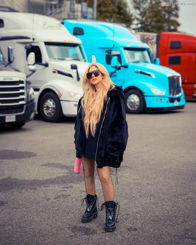 Avril Lavigne photo 8 of 791