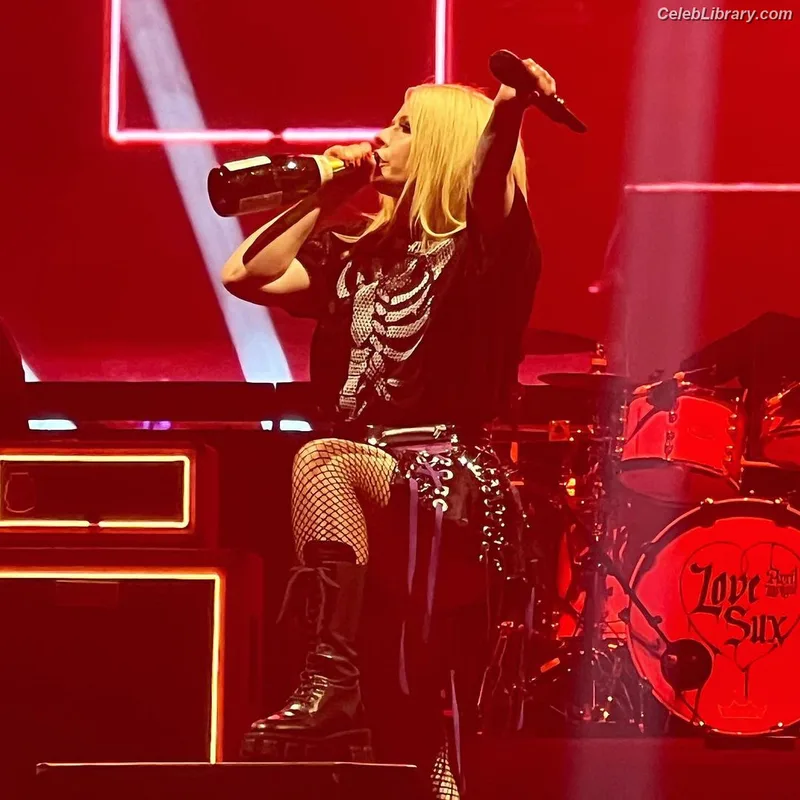 Avril Lavigne photo 1 of 791