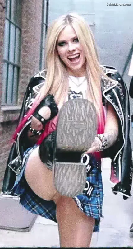 Avril Lavigne photo 16 of 791