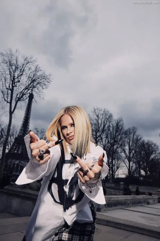 Avril Lavigne photo 18 of 791