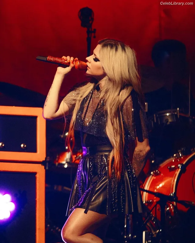 Avril Lavigne photo 17 of 791