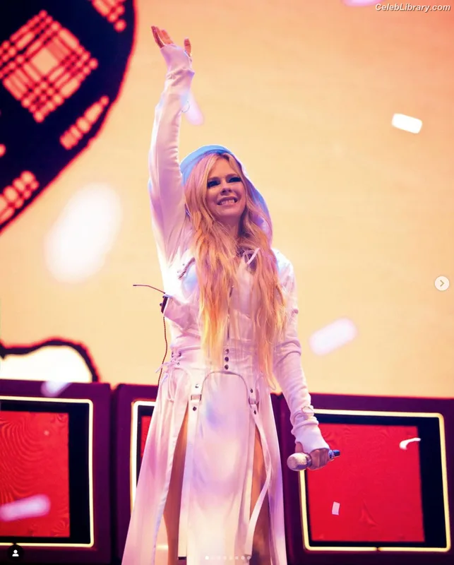 Avril Lavigne photo 14 of 791
