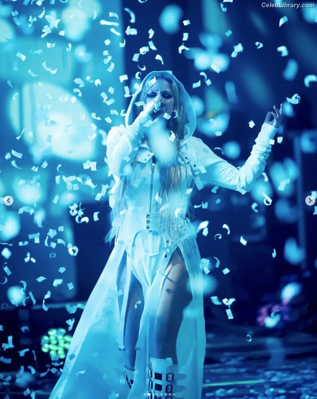 Avril Lavigne photo 15 of 791